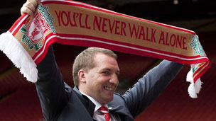 前队友：曾和马拉多纳开车出行，交警把我们拦住只为和他合影（马拉多纳前队友：与他驾车外出曾被交警拦停只为合影）