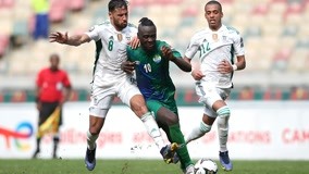 他带着伤坚持踢到最后（他忍痛作战踢到终场哨响）