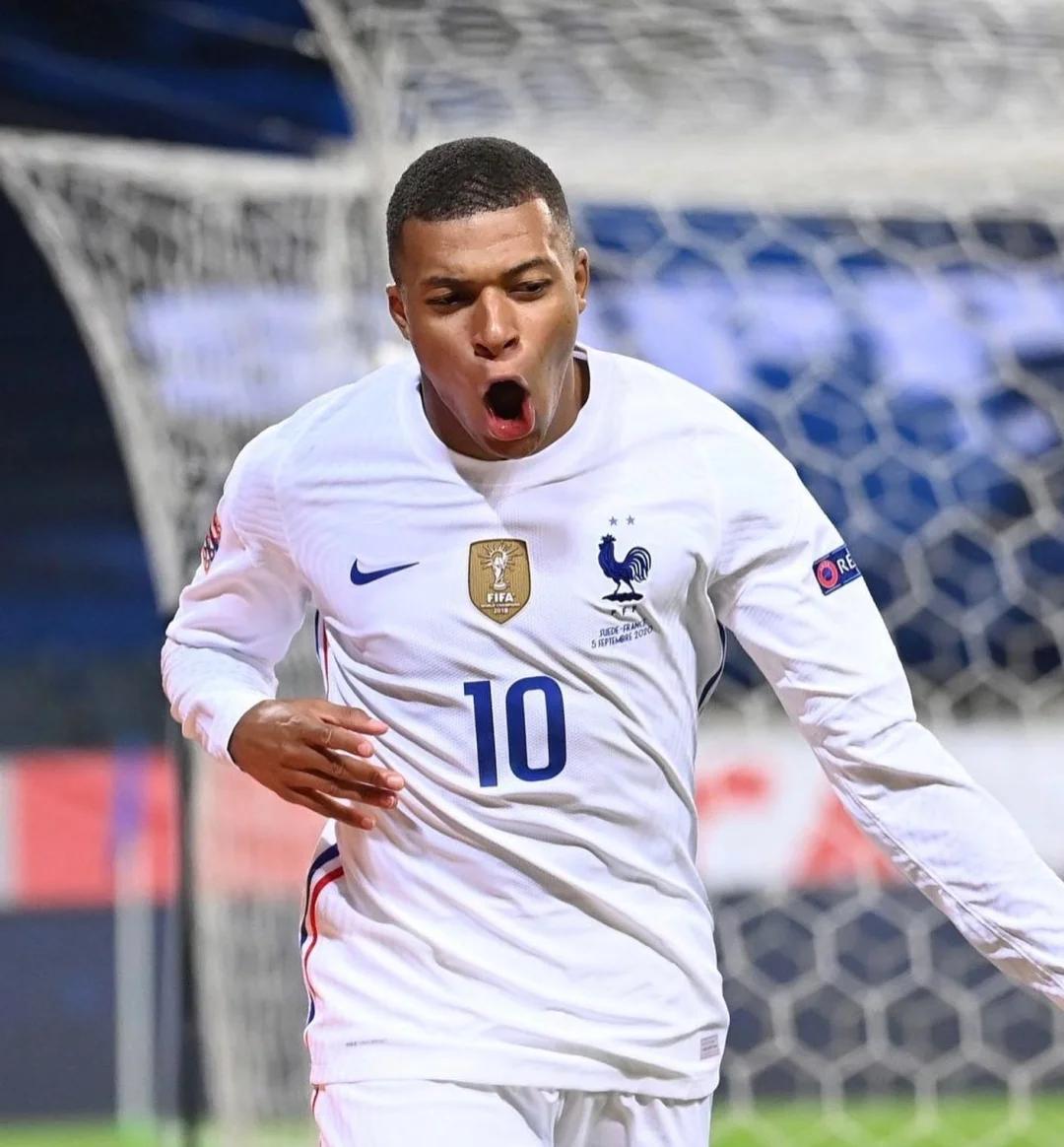 罗马诺：莱万不会在冬窗离开巴萨，也没考虑过退役（罗马诺：莱万今冬留守巴萨，未考虑退役）