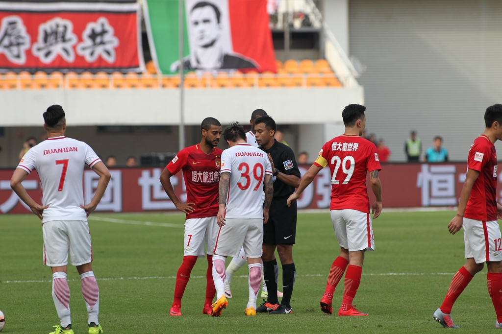 存在感拉满！狄龙半场15中8得到18分3助攻（手感火热！狄龙半场15投8中砍下18分3助攻）